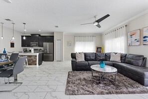 Älytelevisio, pöytäjalkapallopöytä, työhuone