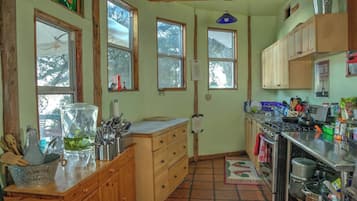 Refrigerador, horno, parrilla de estufa y cafetera y tetera