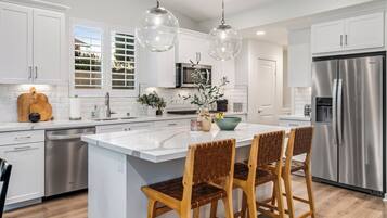 Een microgolfoven, een oven, een vaatwasser