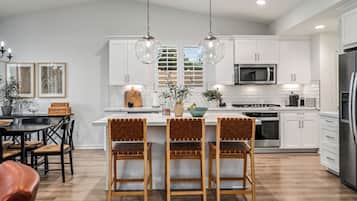 Microondas, horno, lavavajillas