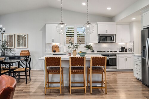 LUXURY & NEWER 5 Bedroom Home w/ A Large Backyard in West Lancaster!