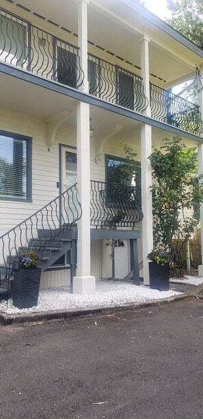Exterior - Cozy Basement Apartment In Historic Home Near Lake (Kirkland)