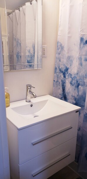 Haartrockner, Handtücher, Seife, Toilettenpapier