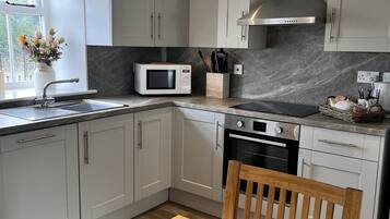 KĂŒhlschrank, Mikrowelle, Ofen, Herdplatte