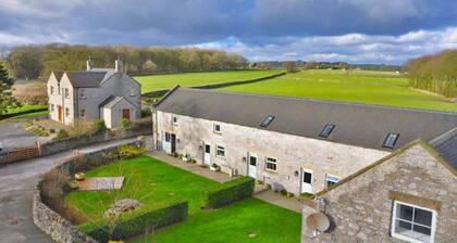 Charming barn Conversion with 2 Bedrooms in the beautiful Peak District countryside. Sleeps 4.
