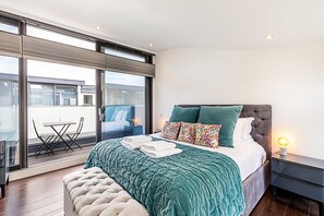 3 bedrooms, desk, iron/ironing board, Internet