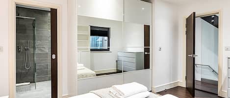 3 slaapkamers, een bureau, een strijkplank/strijkijzer, internet