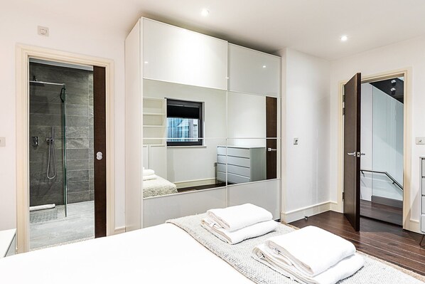 3 bedrooms, desk, iron/ironing board, internet