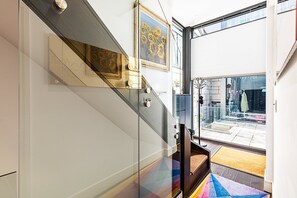 المنشأة من الداخل