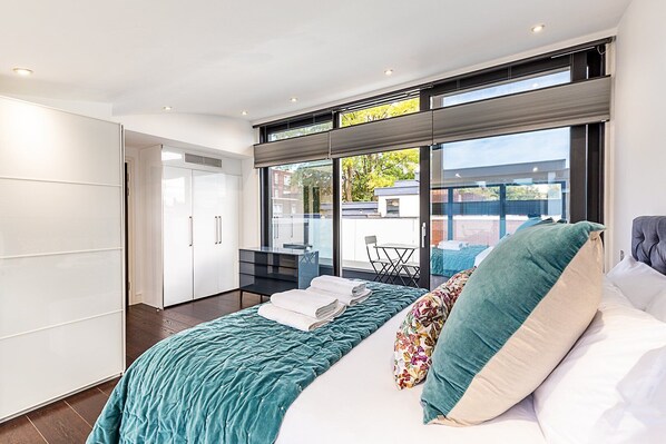 3 عدّة غرف نوم ومكتب ومكواة/لوح كي وخدمة الإنترنت