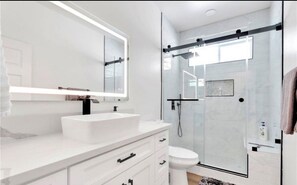 Ducha, secador de pelo, toallas y jabón