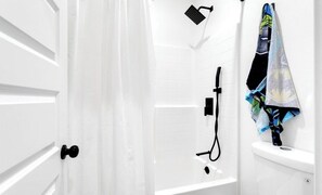 Douche, sèche-cheveux, serviettes fournies, savon
