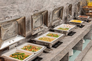 Daily buffet breakfast (CNY 28 per person)