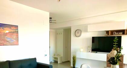 Charming 2-bedroom apartment in Craiova with AC