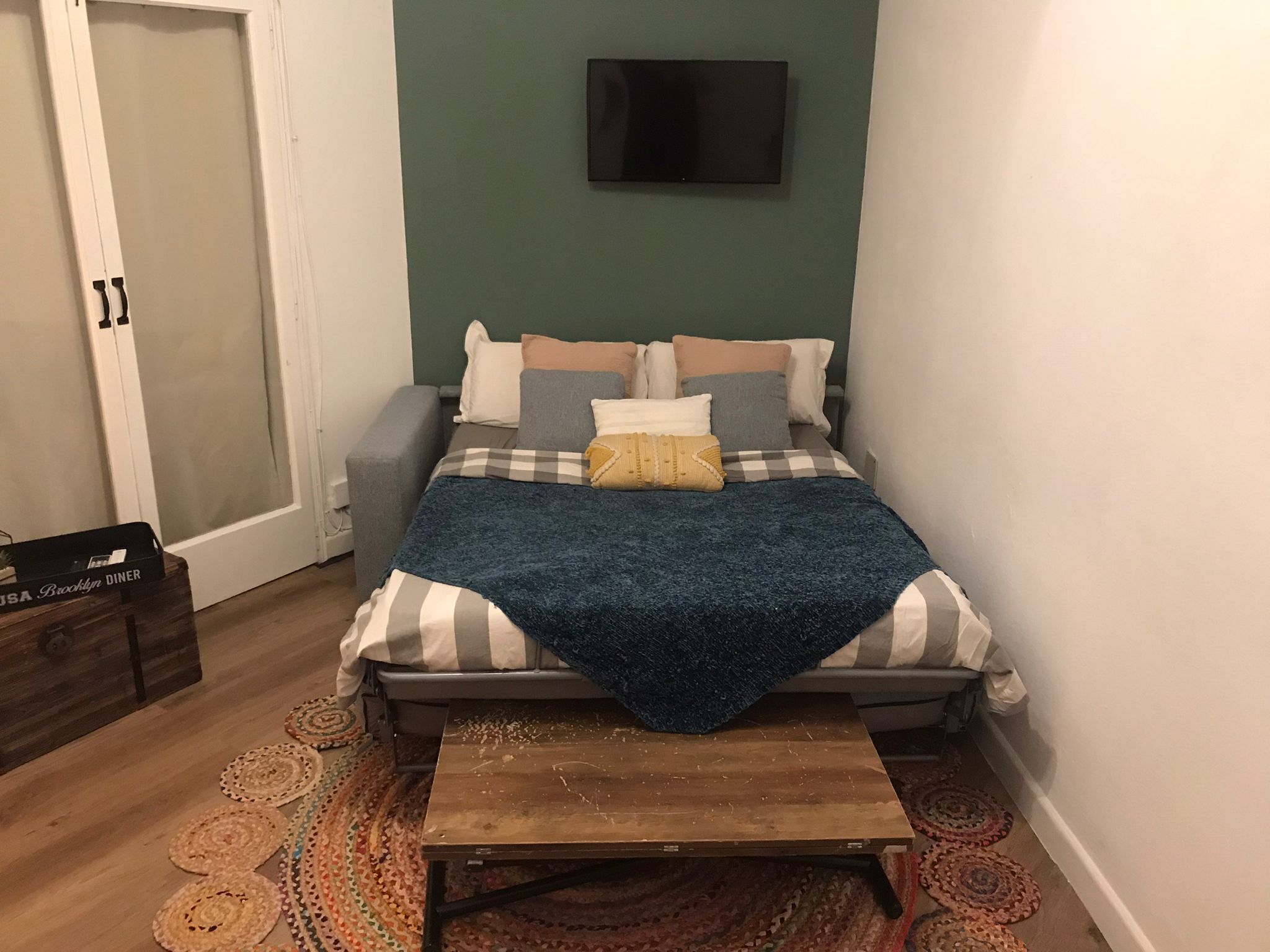 2 bedrooms, iron/ironing board, Internet, bed sheets