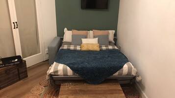 2 bedrooms, iron/ironing board, internet, bed sheets