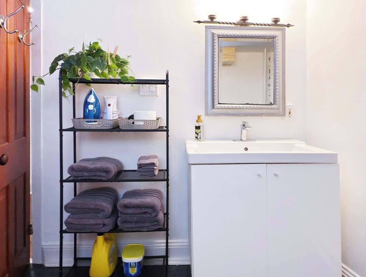 吹风机、毛巾、肥皂、卫生纸