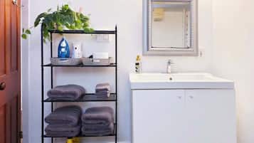 Hårføner, håndklær, såpe og toalettpapir