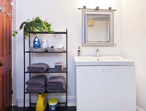 Secadora de cabello, toallas, jabón, papel de baño 