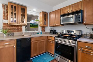 Mikrobølgeovn, ovn, kokeplater og oppvaskmaskin