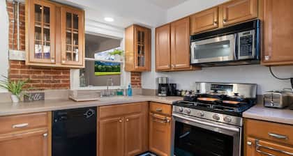 4 Beds / 3 Bedrooms / King Beds / Sleeps 8 / Historic Mid-Century Home