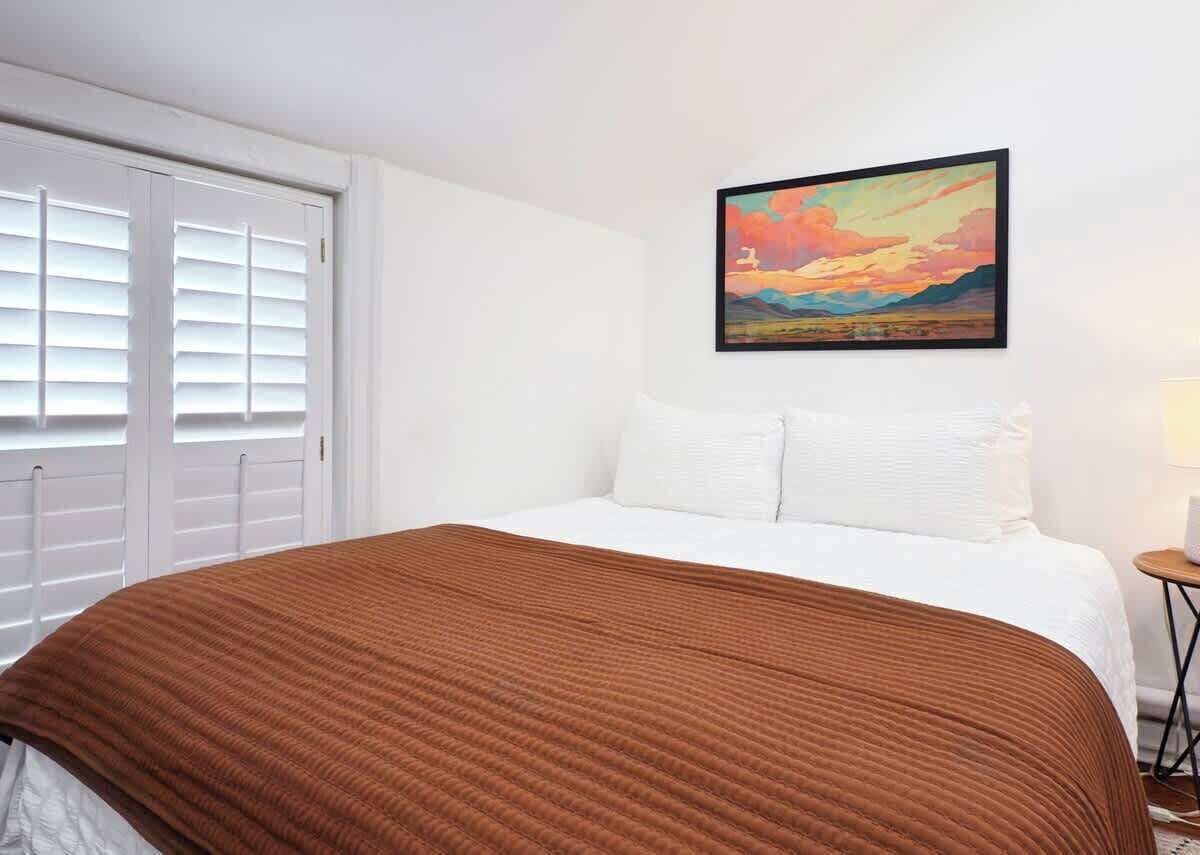 3 habitaciones, tabla de planchar con plancha, wifi y ropa de cama 