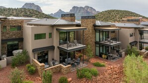 Un edificio moderno de varios pisos con techo plano, amplias ventanas y áreas de estar al aire libre.