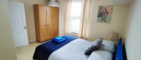 3 bedrooms, iron/ironing board, WiFi, bed sheets
