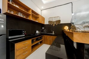 Refrigerador, microondas, cafetera/tetera, utensilios de cocina