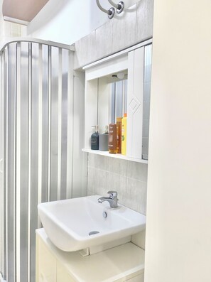 Dusche, Haartrockner, Bidet, Handtücher