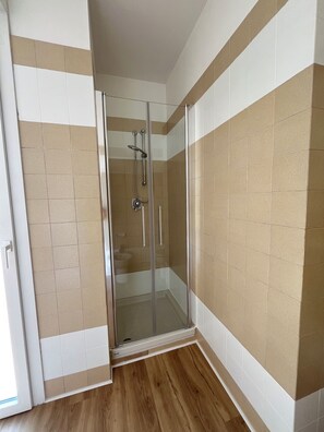 Dusche, Haartrockner, Bidet, Handtücher