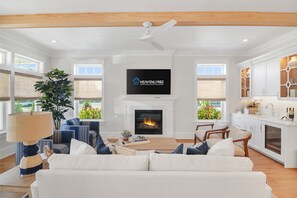 Smart TV, fireplace