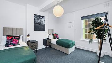 3 bedrooms, desk, internet