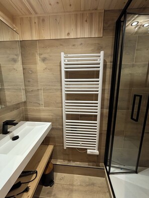 Shower, hair dryer, towels, soap - Au rond point des pistes (Les Belleville)
