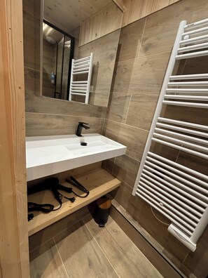 Shower, hair dryer, towels, soap - Au rond point des pistes (Les Belleville)