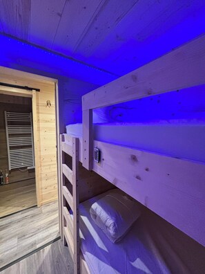 2 chambres, coffres-forts dans les chambres, fer et planche Ă repasser