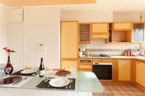 Fridge, stovetop - Le Méridien apartment (Paris)