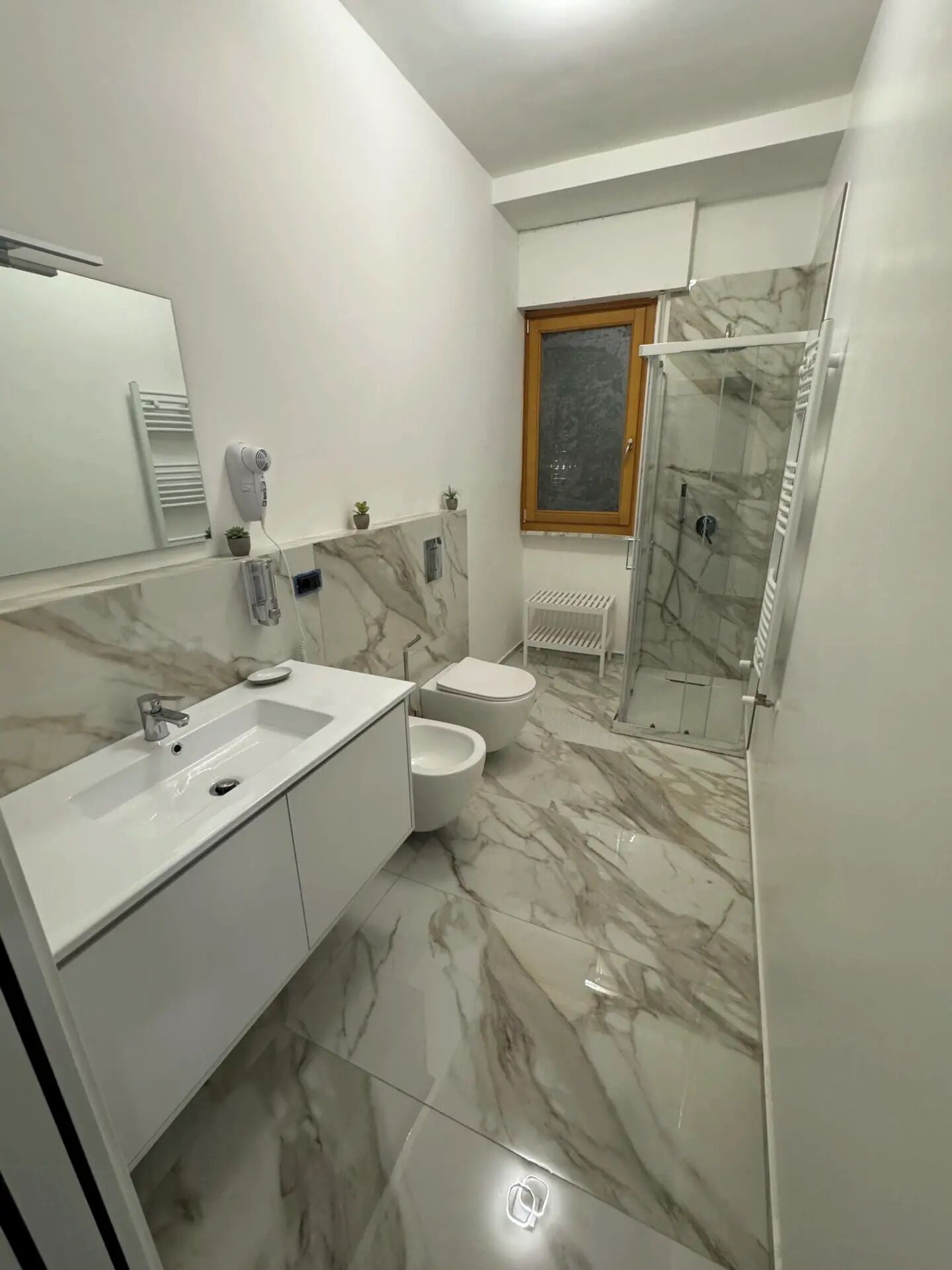 Dusche, Haartrockner, Bidet, Handtücher