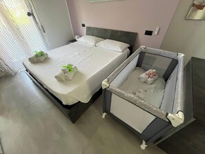 2 slaapkamers, een strijkplank/strijkijzer, wifi (toeslag), beddengoed