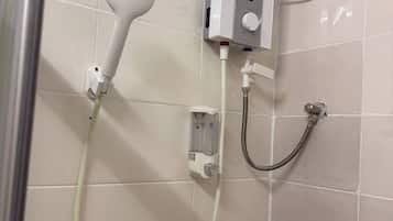 Douche, sèche-cheveux