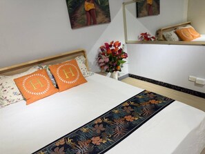 Iron/ironing board, Internet, bed sheets
