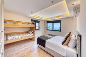 4 bedrooms, iron/ironing board, Internet, bed sheets