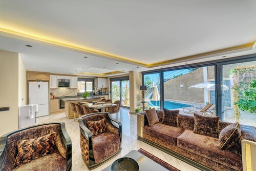 “Modern Villa • Private Pool • 10 min to Kleopatra Beach”