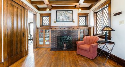 The Irish Rover<>Vintage 4BR Home Across St to ND