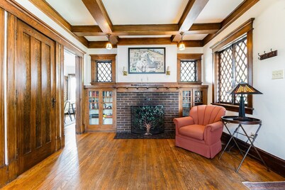 The Irish Rover<>Vintage 4BR Home Across St to ND