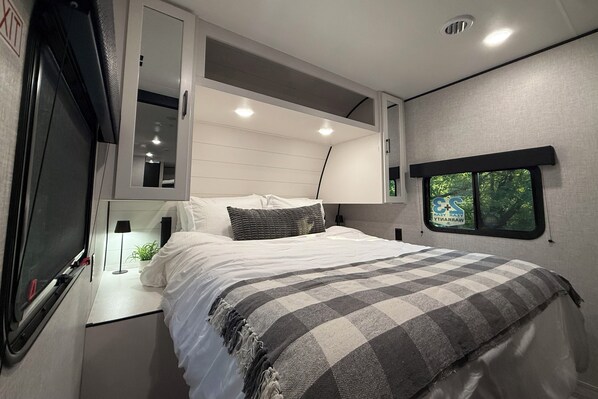 2 عدّة غرف نوم وواي فاي وملاءات أسرّة