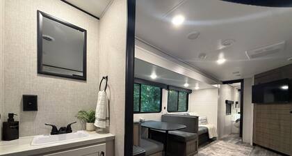 Blue Ridge, GA Luxury RV - Hot Tub - Fire Pit - Outdoor Serenity - Pet-Friendly