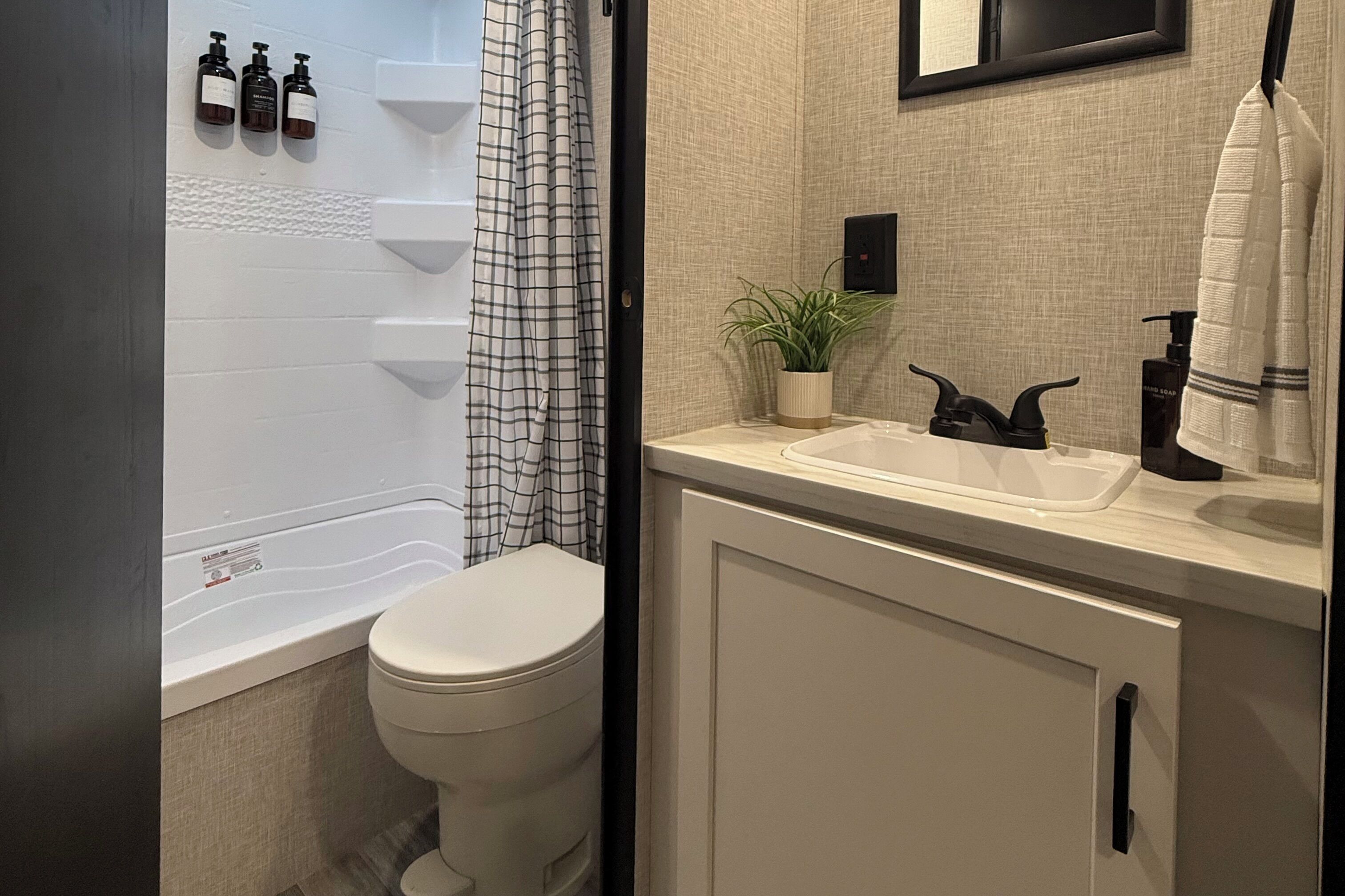 Handdukar, tvål och toalettpapper