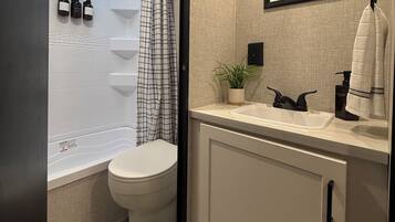 Toallas, jabón, papel de baño