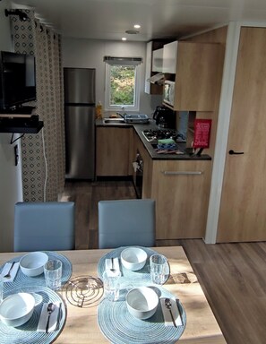 Kühlschrank, Mikrowelle, Ofen, Geschirrspüler